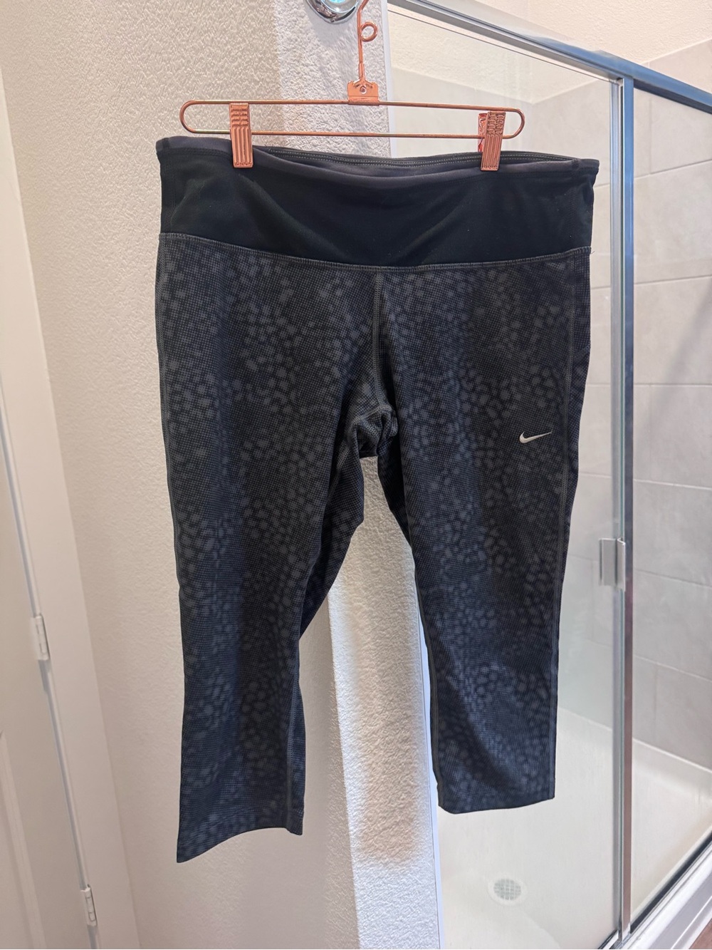 Nike Black Patterned' Athletic Capris